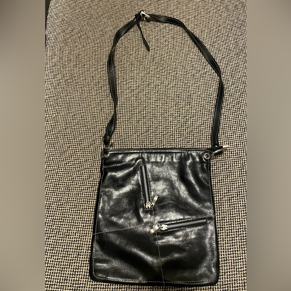 Veggie Elegant Black Leather Crossbody Bag with Zipper Details